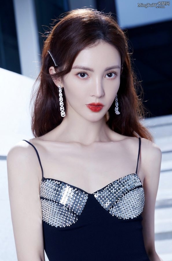 金晨穿吊带美裙露玉腿宛若美人鱼 就是胸太平了(3/9)