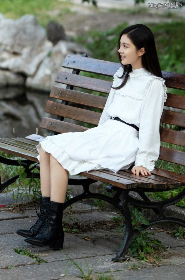 亭亭玉立的美少女赵今麦白裙皮靴玉腿写真(2/5)