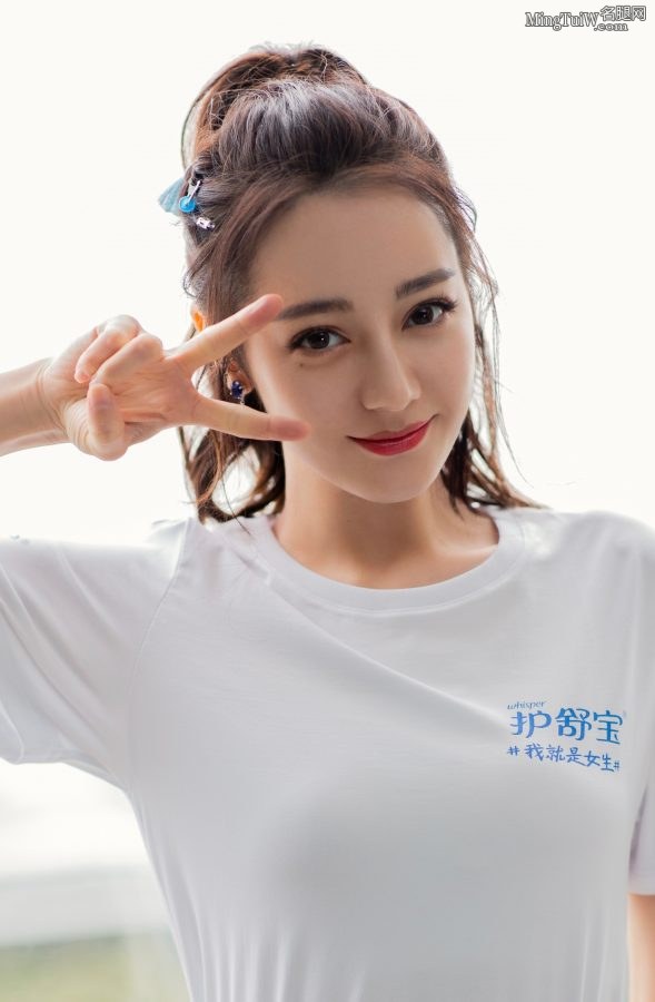 迪丽热巴代言护舒宝大长腿踩高跟鞋想舔屏(3/49)