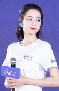 迪丽热巴代言护舒宝大长腿踩高跟鞋想舔屏