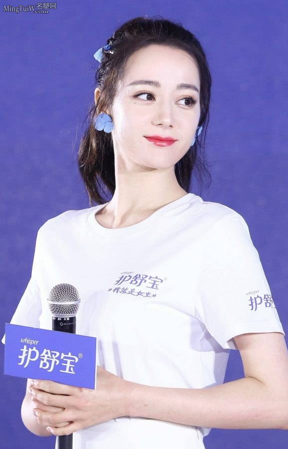 迪丽热巴代言护舒宝大长腿踩高跟鞋想舔屏(35/49)