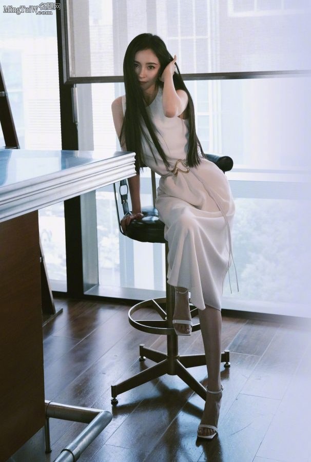 一头黑直长发白衣飘飘的杨幂展露她的仙女足(3/9)