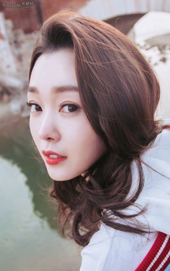 美女宋轶纤细好看的玉腿(3/3)