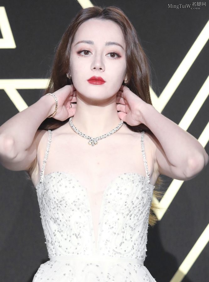 “胖迪”迪丽热巴穿吊带低胸礼服出席颁奖礼大方秀白沟(20/24)