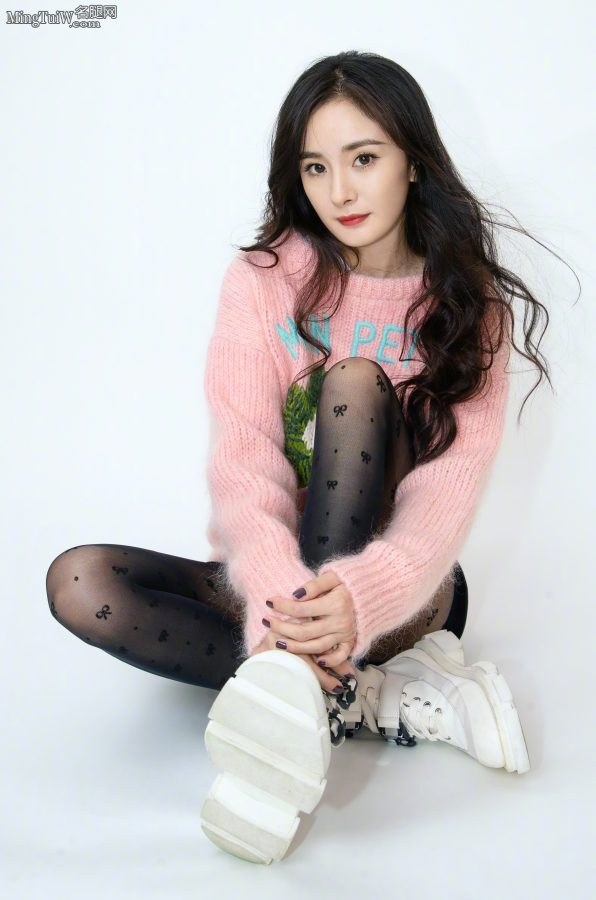 杨幂现在成了最爱穿黑丝的女明星(2/4)