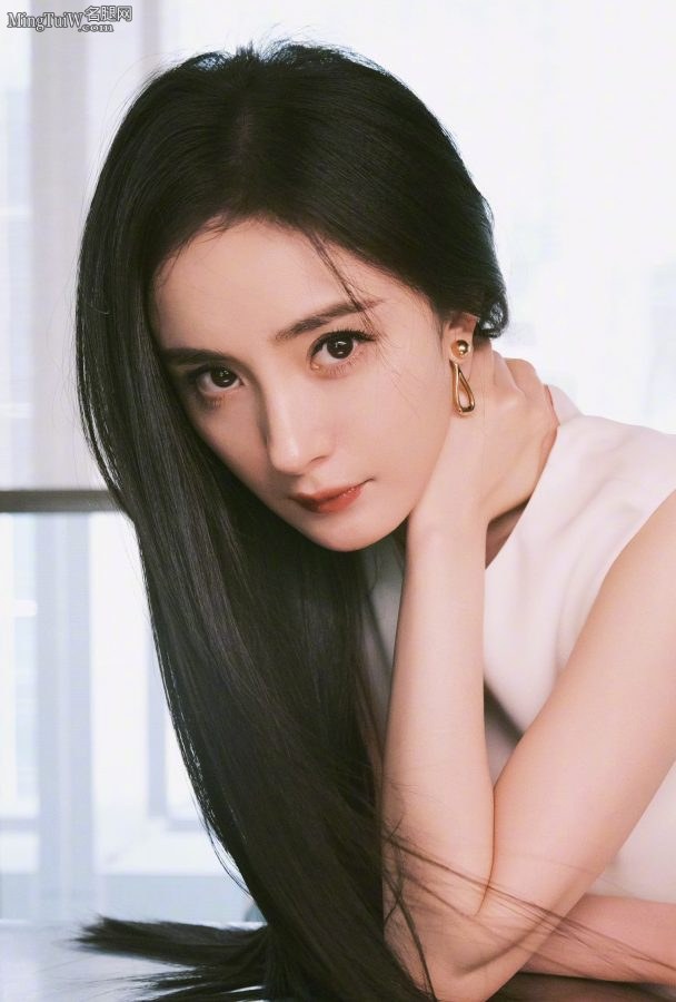一头黑直长发白衣飘飘的杨幂展露她的仙女足(6/9)