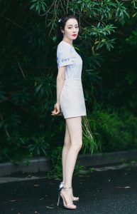 迪丽热巴代言护舒宝大长腿踩高跟鞋想舔屏