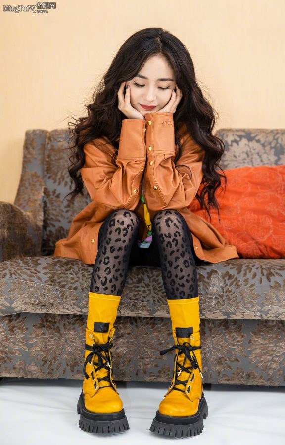 杨幂现在成了最爱穿黑丝的女明星(1/4)