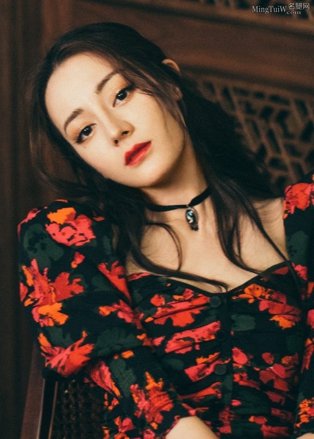 女星迪丽热巴气质美颜桌下的美腿玉足(6/14)