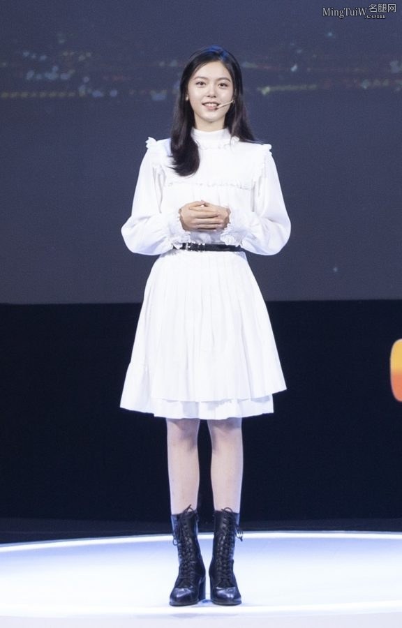 亭亭玉立的美少女赵今麦白裙皮靴玉腿写真(5/5)