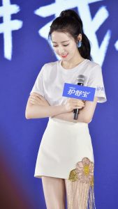 迪丽热巴代言护舒宝大长腿踩高跟鞋想舔屏