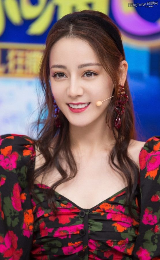 女星迪丽热巴气质美颜桌下的美腿玉足（第11张/共14张）