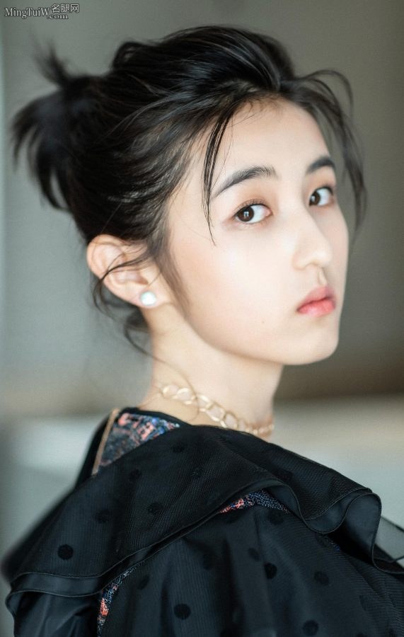 善良纯真的少女张子枫脚穿Pollini高跟鞋(4/4)
