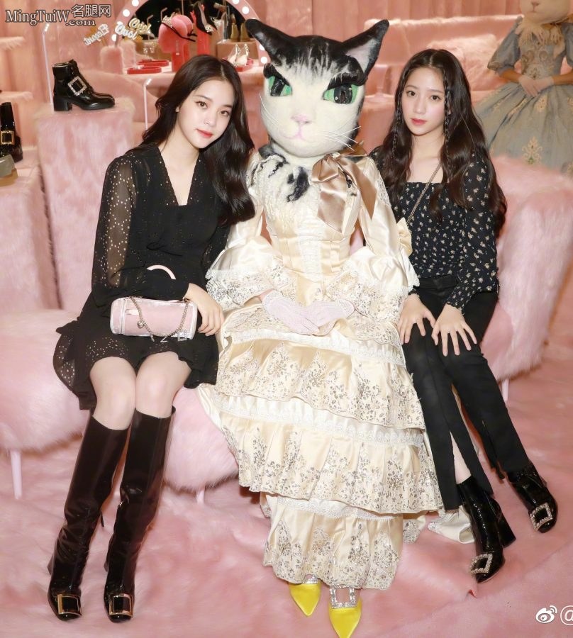 00后妹子欧阳娜娜皮靴高跟大腿洁白(2/4)
