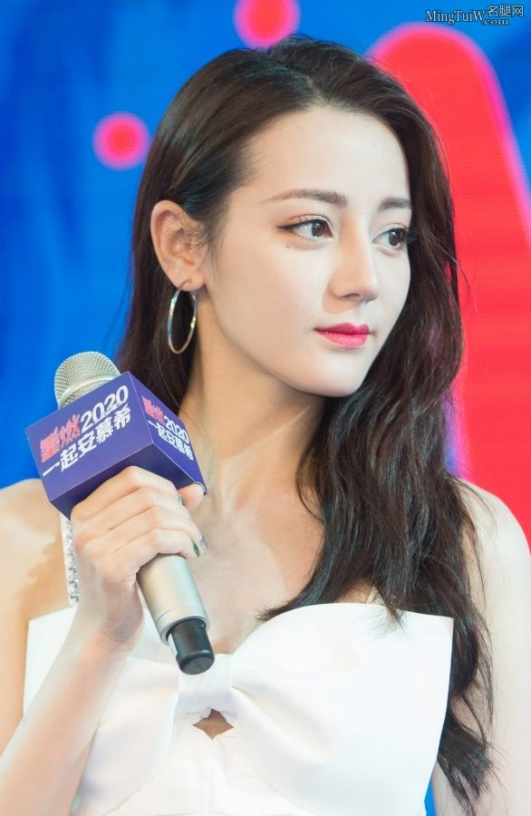 安慕希代言人迪丽热巴美脚穿透明带凉高跟鞋活力全开(3/15)