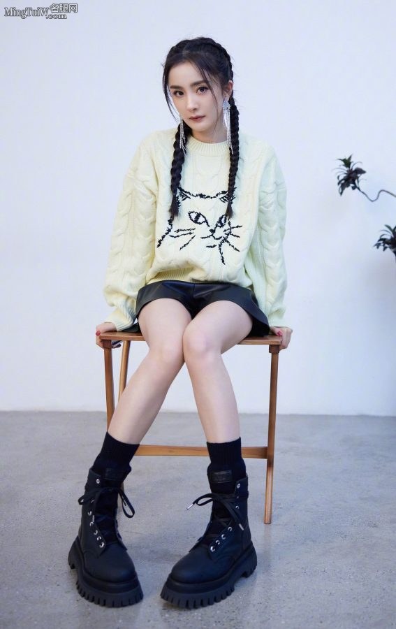 小狐狸杨幂美腿修长白皙少女感十足(1/7)