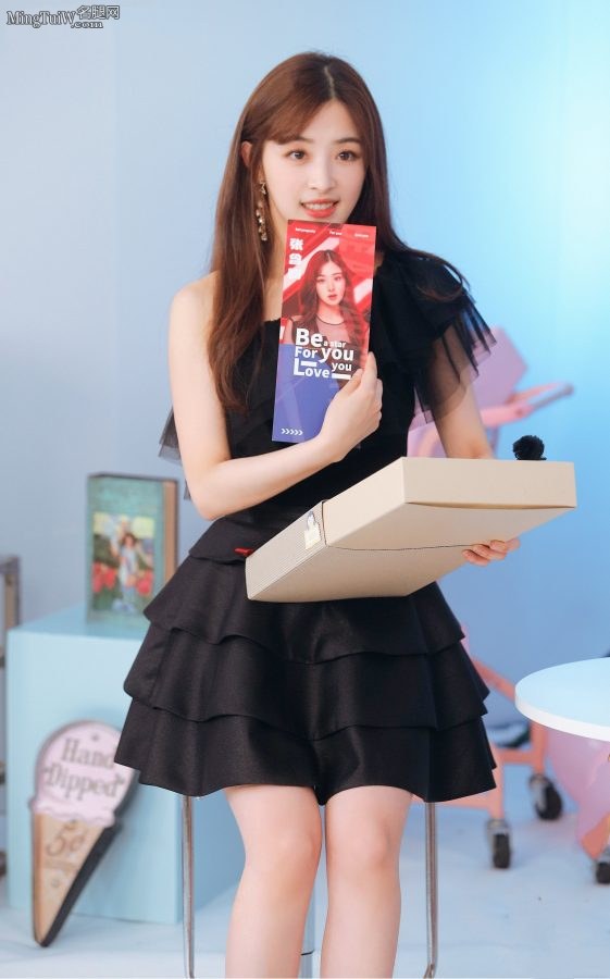 《甜蜜的任务》张含韵白皙的玉腿(2/6)