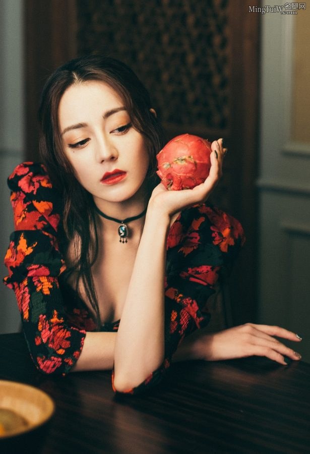 女星迪丽热巴气质美颜桌下的美腿玉足(4/14)