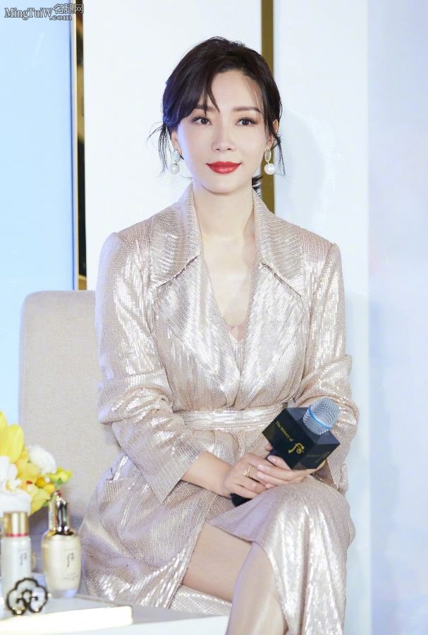 气质出众的成熟美女陈数玉腿高跟代言化妆品(6/7)