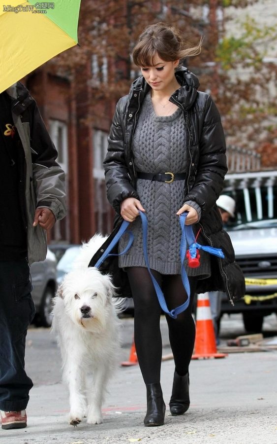 演员Olivia Wilde穿黑丝袜短皮靴遛狗（第3张/共5张）