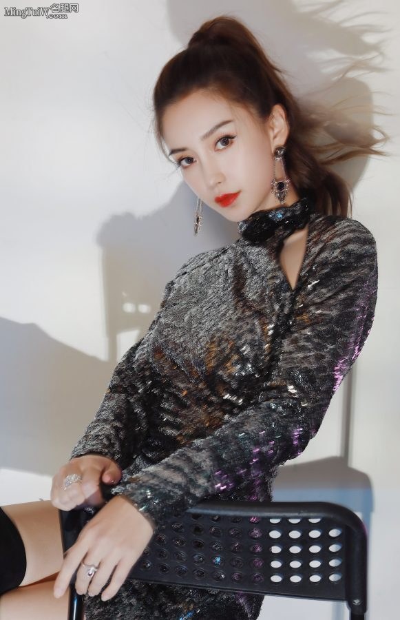 杨颖身穿紧身开叉超短裙配过膝长靴又飒又美(5/9)
