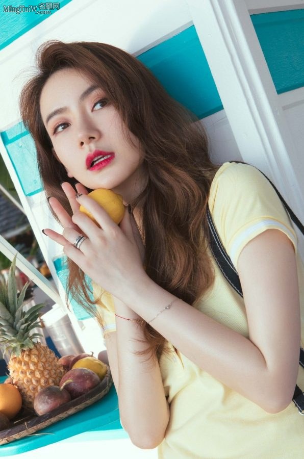 假日大海边戚薇细滑的漂亮腿(3/9)