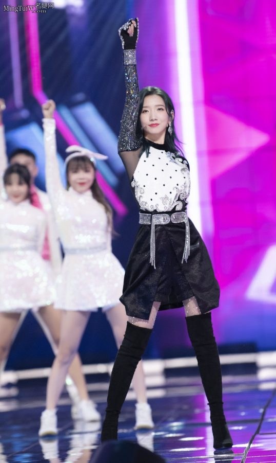 魅力少女孟美岐丝袜长靴风姿撩动(8/12)