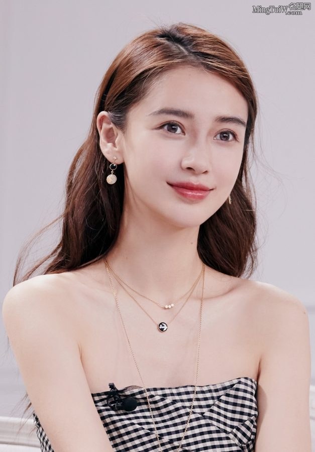 杨颖身穿露肩长裙玉脚踩AB J’ADIOR高跟鞋(3/8)