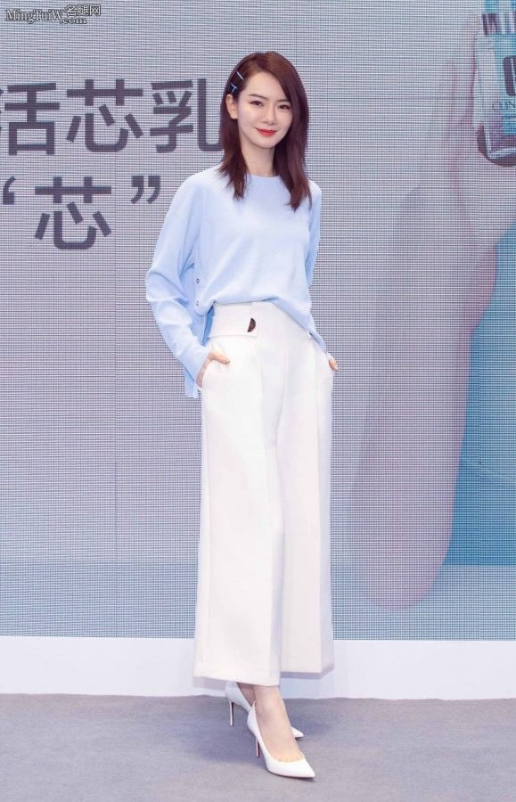 戚薇脚踩白色尖头高跟自信气质代言化妆品(4/5)