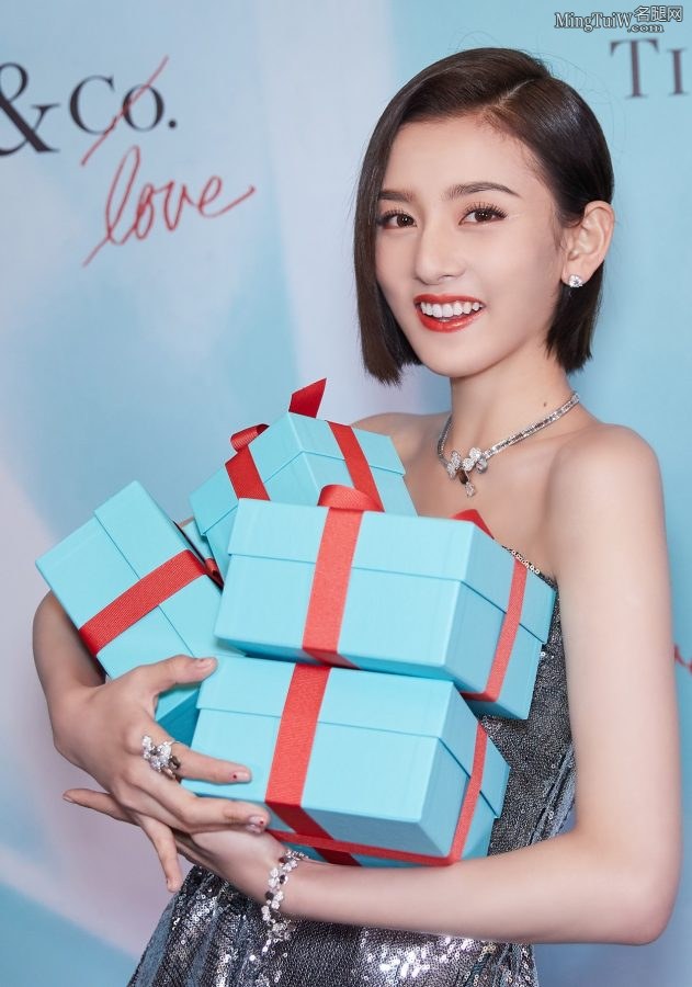 新生代明星宋祖儿一双华丽的美腿(6/8)