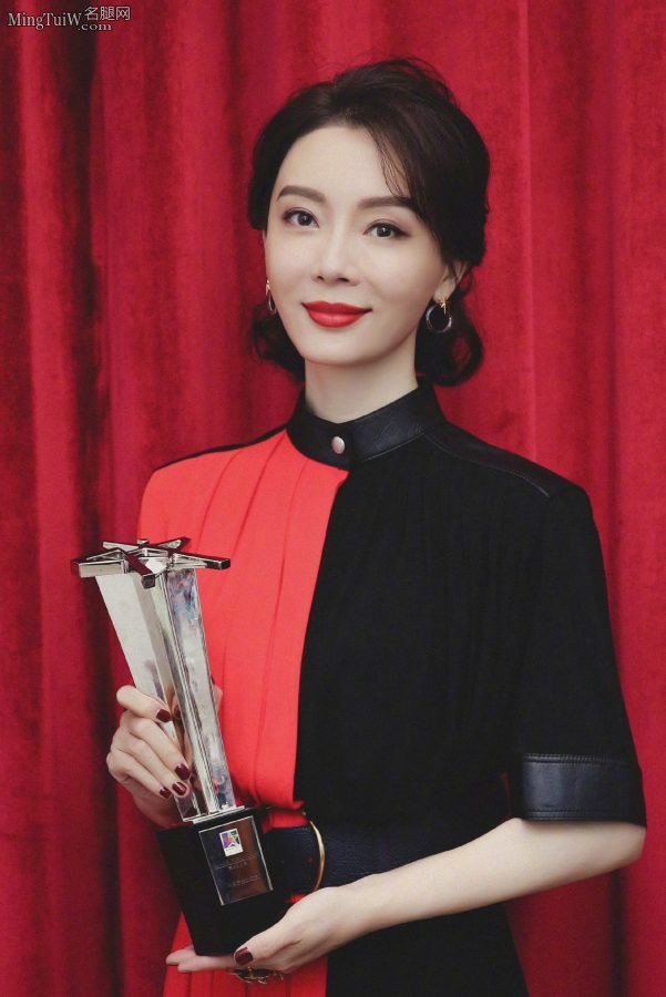 美姐陈数玉脚踩凉高跟领奖(3/3)