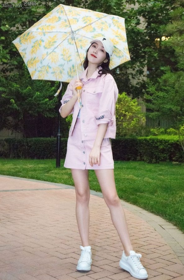 快来欣赏粉色少女宣璐白嫩的香腿(6/7)