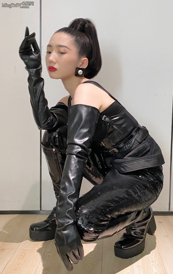 孟美岐皮裤配皮靴蹲在地上气质迷人(3/3)