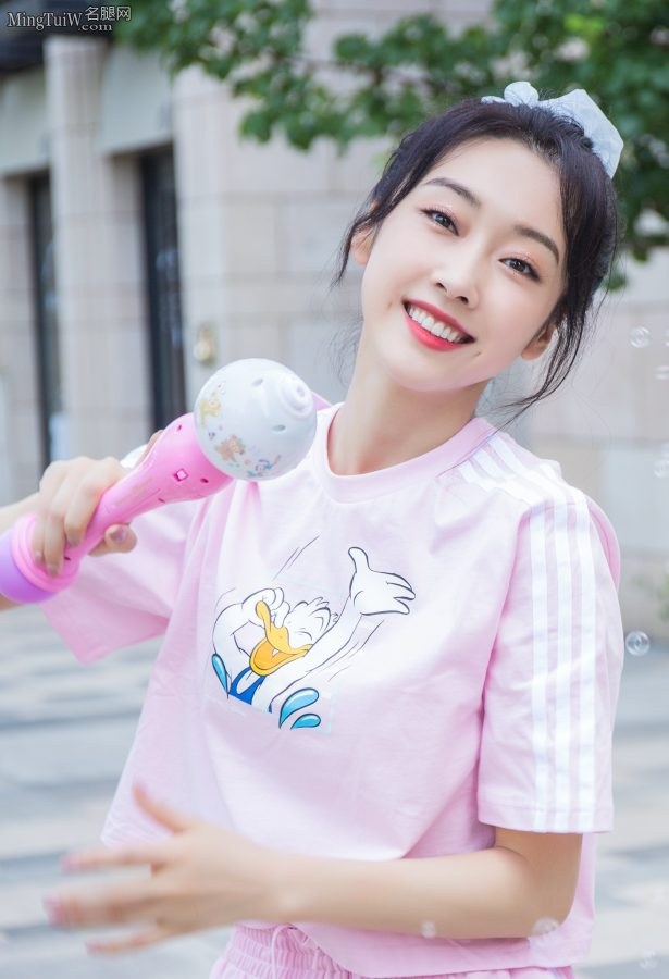 可爱少女宣璐粉嫩美腿童心未眠玩泡泡机(3/6)