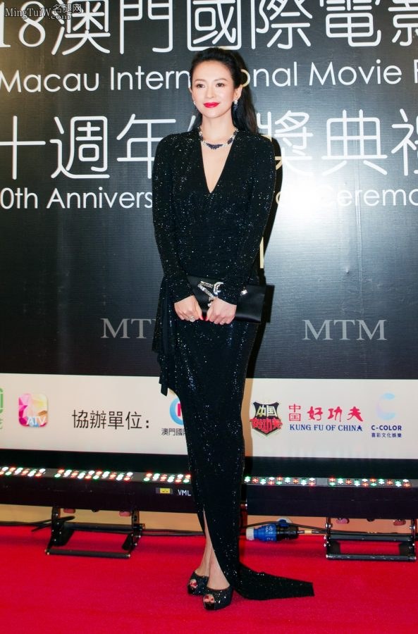 章子怡踩露趾防水台高跟鞋出席颁奖礼足背曲线迷人(1/1)