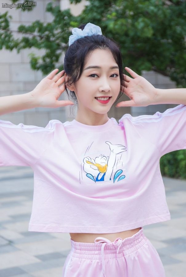 可爱少女宣璐粉嫩美腿童心未眠玩泡泡机(4/6)