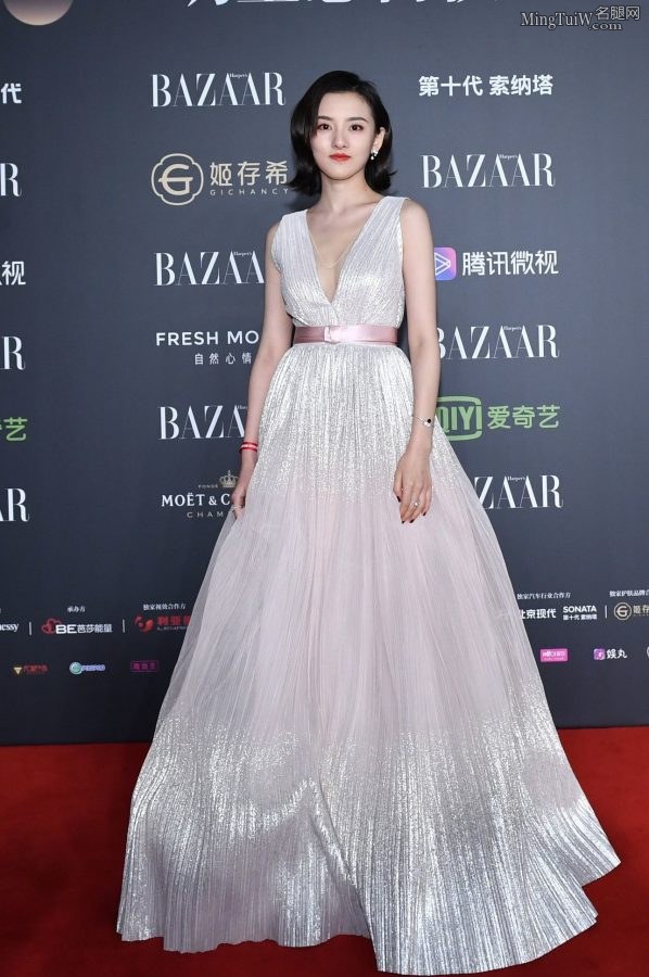 宋祖儿小小年纪就开始秀沟 我只想说她很有前途(4/8)