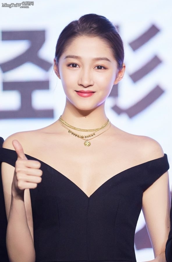 关晓彤身着低胸礼服展露迷人玉肩(2/6)