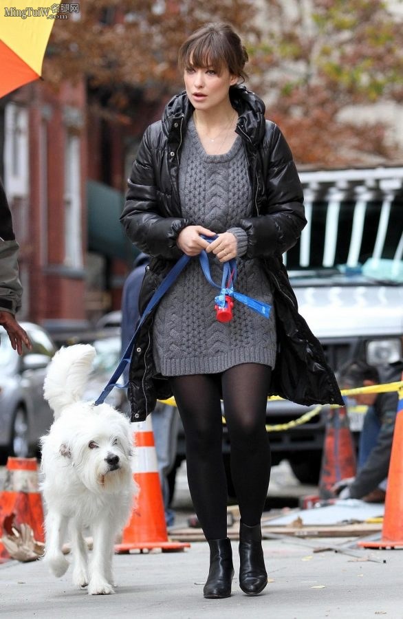 演员Olivia Wilde穿黑丝袜短皮靴遛狗（第1张/共5张）