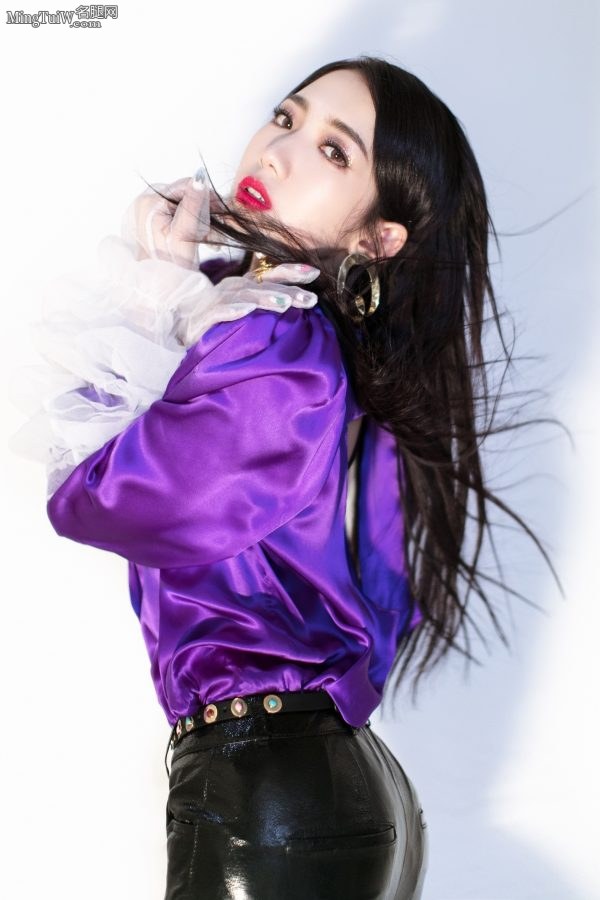盛世美颜孟美岐紧身皮裤翘臀明显(1/4)