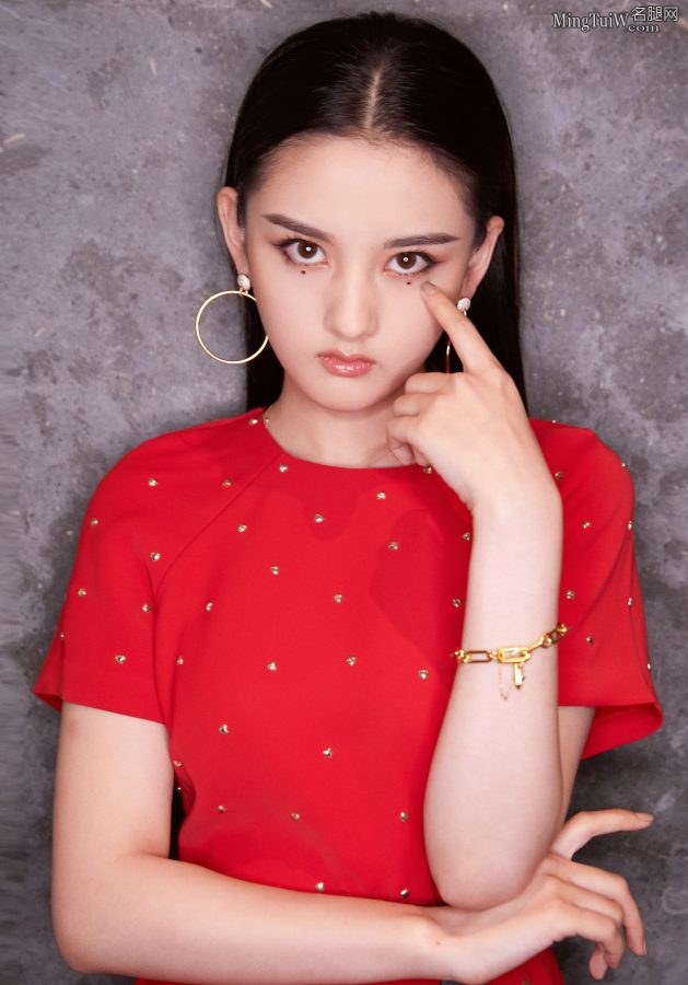 活力美少女宋祖儿玉腿白细 故意点的泪痣显得她气质娇艳(4/5)