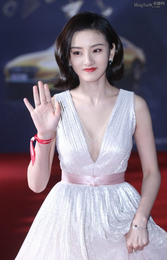 宋祖儿小小年纪就开始秀沟 我只想说她很有前途(1/8)