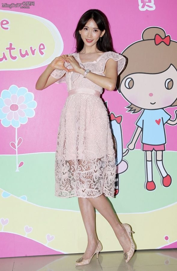 女神林志玲身着白裙低跟鞋清纯亮相(6/12)