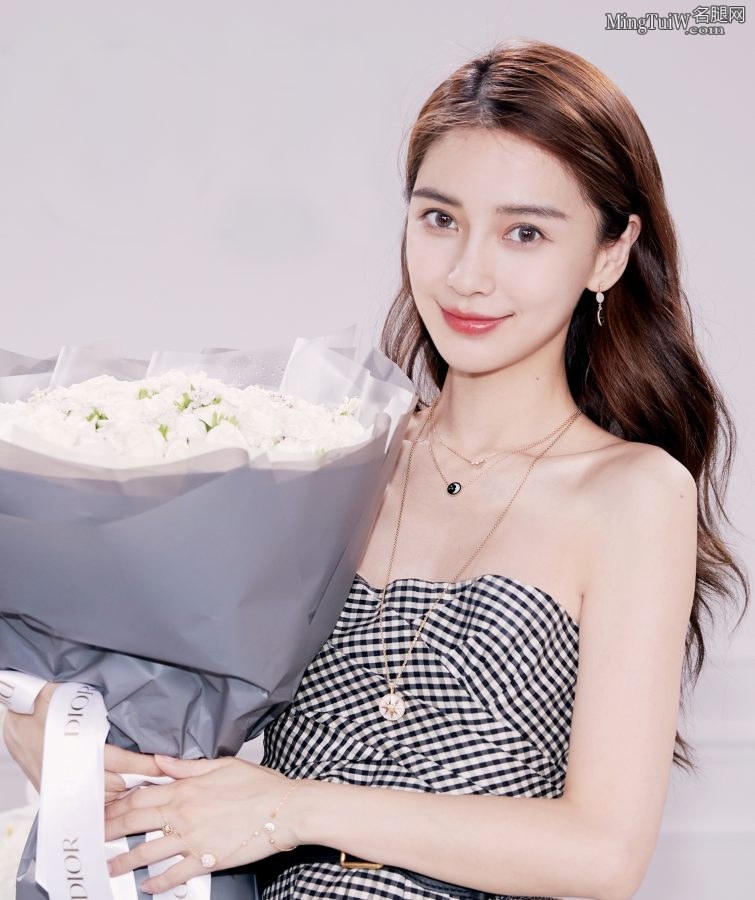 杨颖身穿露肩长裙玉脚踩AB J’ADIOR高跟鞋(4/8)