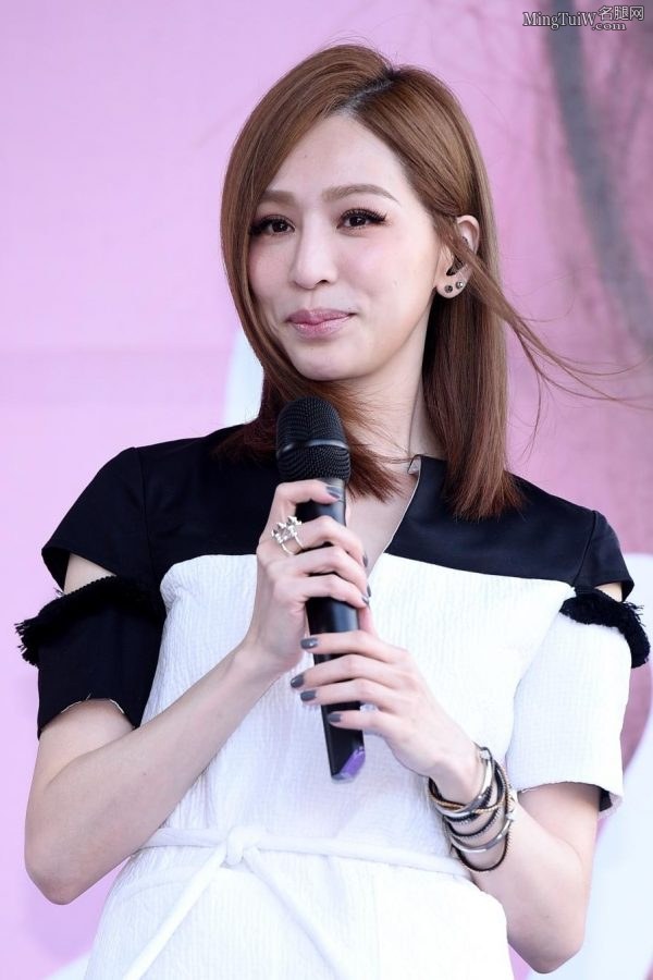 王心凌如今满含风韵 台上穿开口短裙秀美腿(24/24)