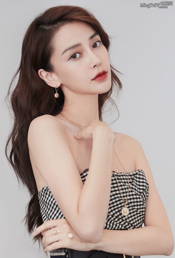 杨颖身穿露肩长裙玉脚踩AB J’ADIOR高跟鞋(7/8)