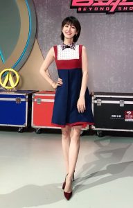 郭晓敏在《百变达人》节目上美腿配红色高跟鞋