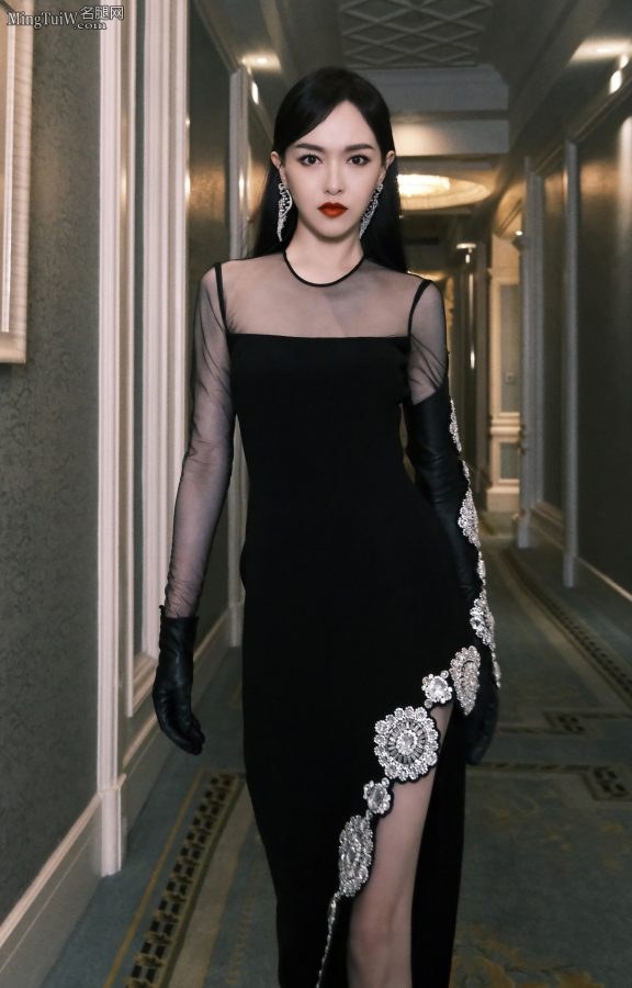 唐嫣一袭高开叉晚礼服露出细长美腿气质优雅(2/5)