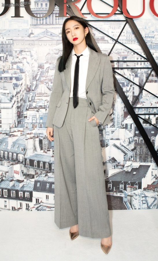 孟美岐DIOR迪奥活动展示烈焰红唇 身穿西服套装踩尖头高跟(6/11)