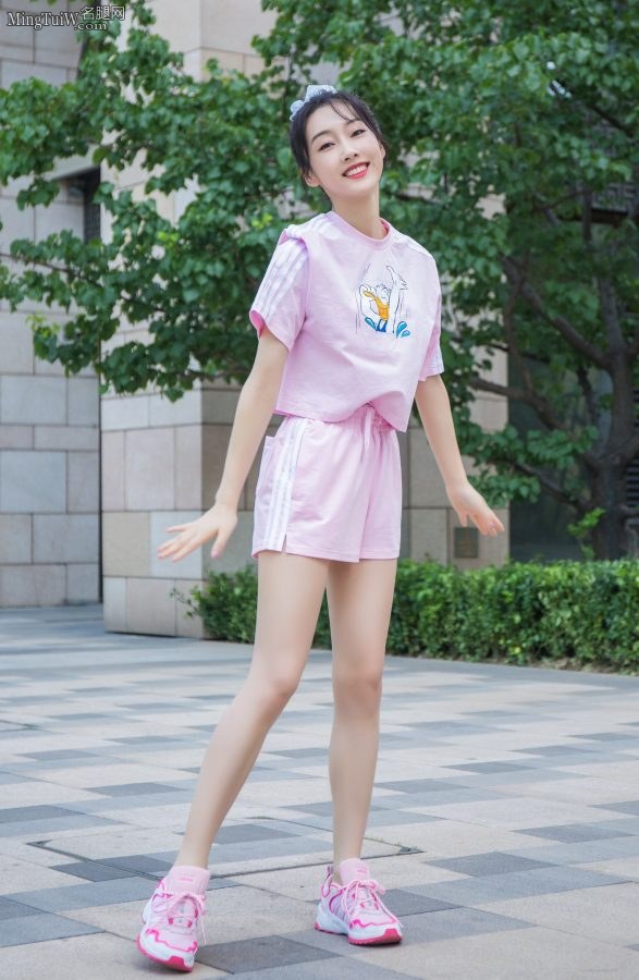 可爱少女宣璐粉嫩美腿童心未眠玩泡泡机(1/6)